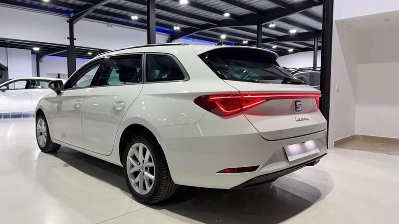 Usado Seat Leon ST Style 131 CV (96 kW) 2020 Blanco Familiar