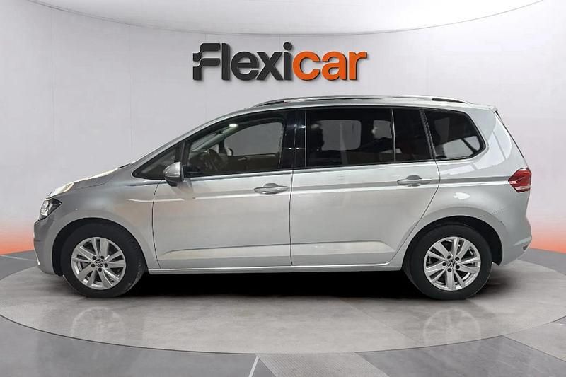 Usado VW Touran Advance 122 CV (89 kW) 2023 Gris Monovolumen