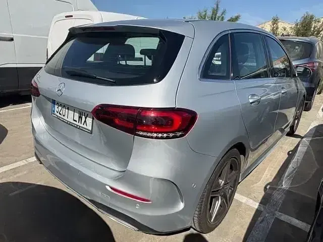 Usado Mercedes B180 116 CV (85 kW) 2022 Gris Monovolumen