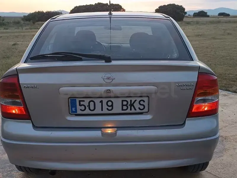 Usado Opel Astra Elegance 125 CV (91 kW) 2002 Gris / plata Berlina