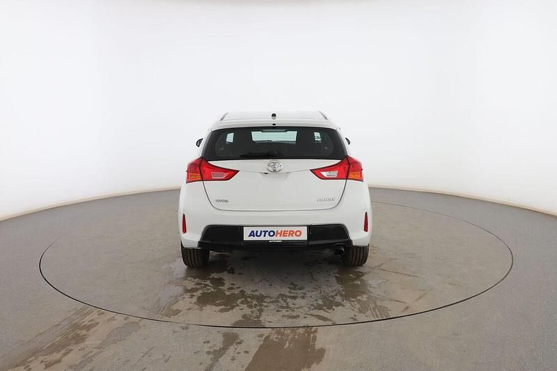 Usado Toyota Auris Active 132 CV (97 kW) 2015 Blanco Berlina