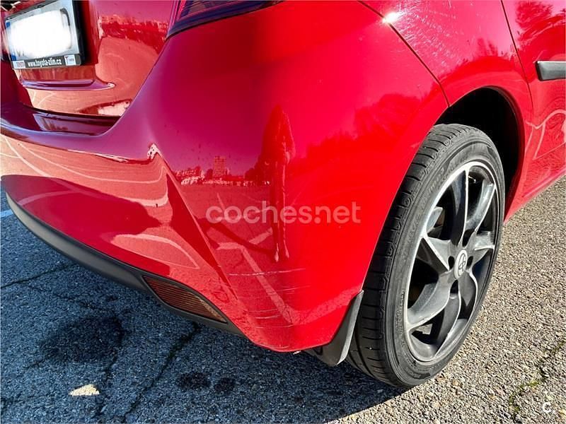 Usado Toyota Yaris Active 99 CV (72 kW) 2015 Rojo Utilitario