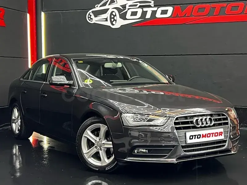 Usado Audi A4 143 CV (105 kW) 2013 Gris / plata Berlina