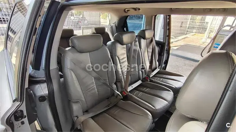 Usado Kia Carnival 185 CV (136 kW) 2008 Gris / plata Monovolumen