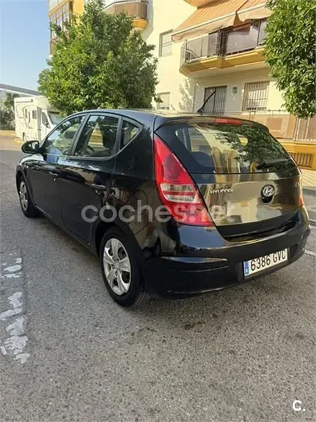 Usado Hyundai i30 Classic 109 CV (80 kW) 2010 Negro Berlina