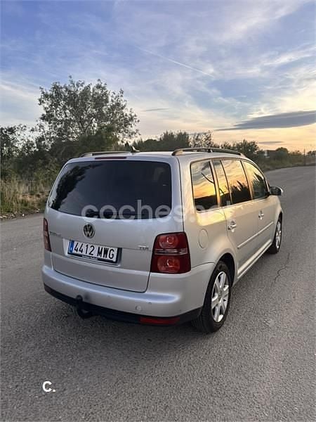 Usado VW Touran 105 CV (77 kW) 2007 Gris / plata Monovolumen