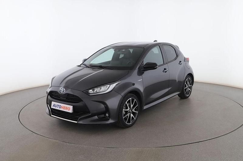 Gris Usado 2021 Toyota Yaris Hybrid Style Utilitario | 19.399 € (Un poco caro) - Imagen 1/3