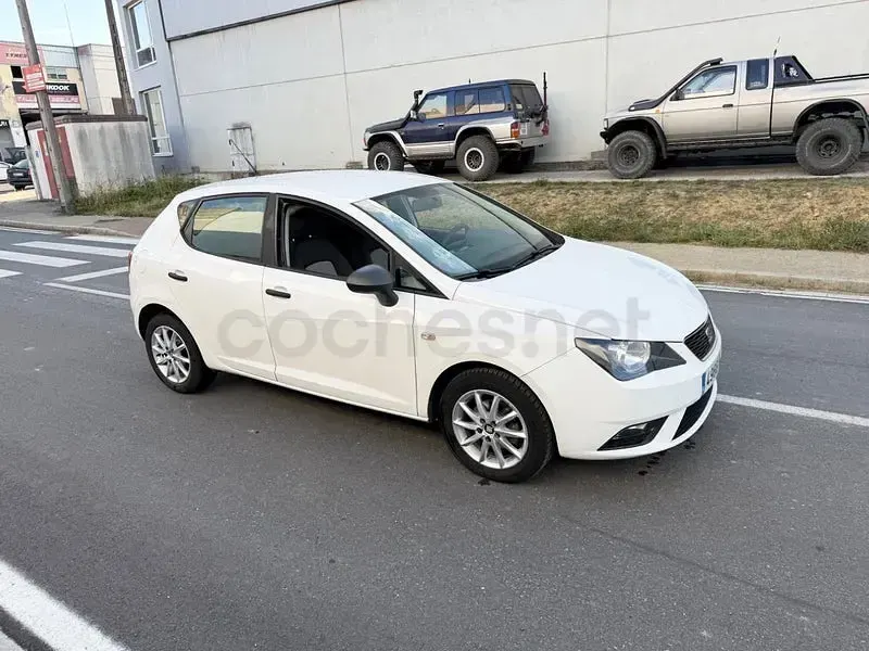 Usado Seat Ibiza Reference 90 CV (66 kW) 2014 Blanco Berlina