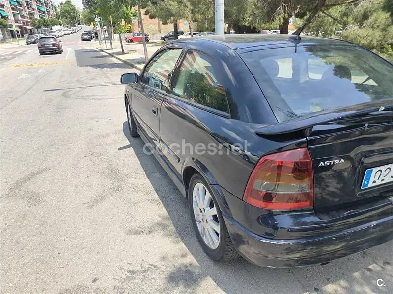 Usado Opel Astra Edition 100 CV (73 kW) 2003 Azul Berlina