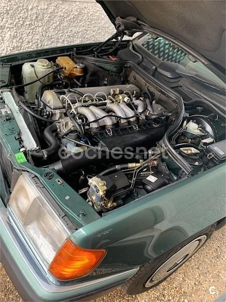 Usado Mercedes E300 136 CV (100 kW) 1993 Verde Berlina