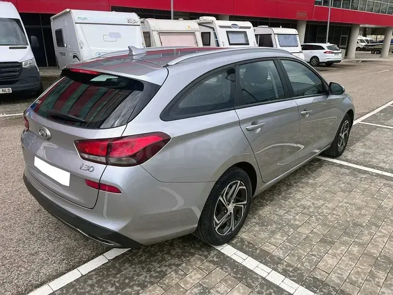 Usado Hyundai i30 116 CV (85 kW) 2021 Gris / plata Familiar