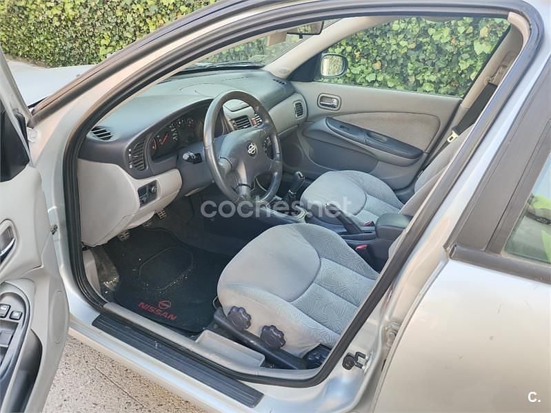 Usado Nissan Almera Comfort 110 HP (80 kW) 2001 Cinzento Sedan
