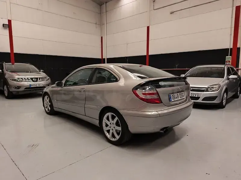 Usado Mercedes C180 143 CV (105 kW) 2005 Beige Berlina