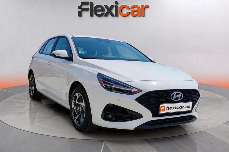 Blanco Usado 2024 Hyundai i30 Berlina | 18.490 € (Un poco caro) - Imagen 1/4