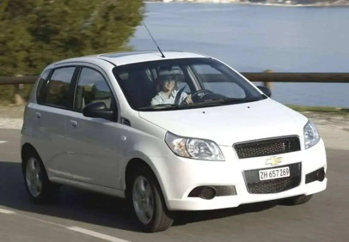 Usado Chevrolet Aveo LS 101 CV (74 kW) 2010 Gris Utilitario