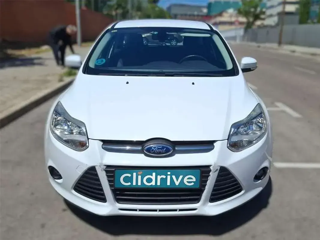 Usado Ford Focus Trend 101 CV (74 kW) 2012 Blanco Berlina