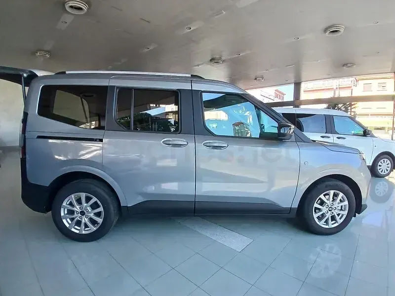 Nuevo Ford Tourneo Courier Titanium 125 CV (91 kW) 2026 Gris / plata Monovolumen