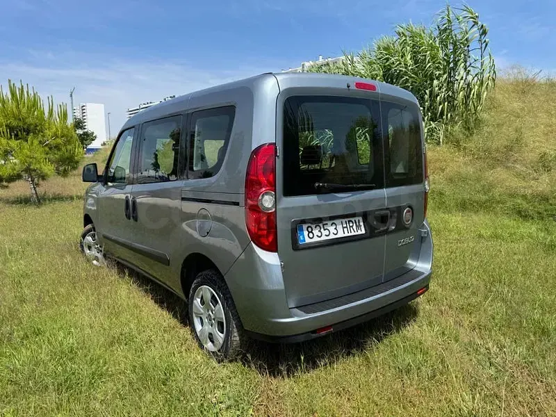 Usado Fiat Doblò Dynamic 105 CV (77 kW) 2013 Gris / plata Monovolumen
