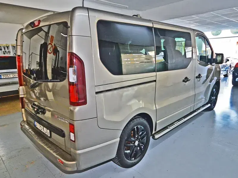 Usado Opel Vivaro S 145 CV (106 kW) 2018 Marrón Monovolumen