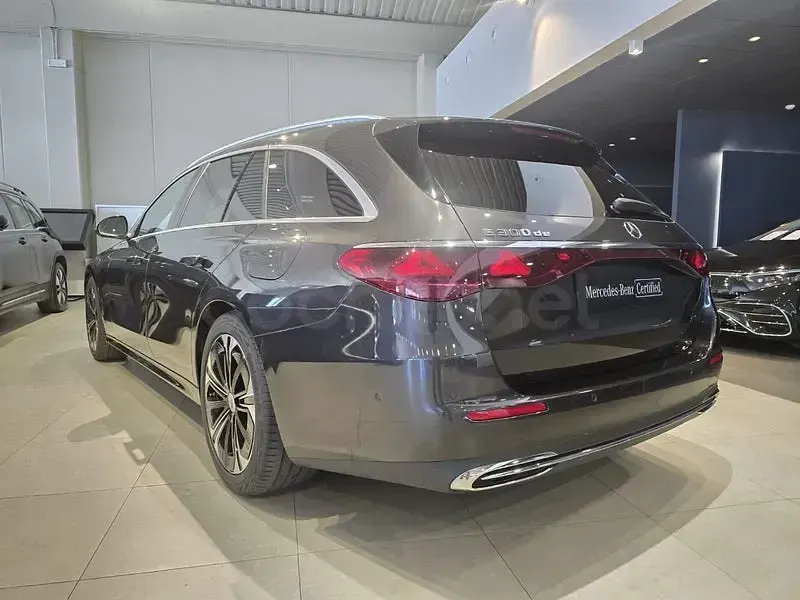 Usado Mercedes E300 313 CV (230 kW) 2025 Gris / plata Familiar