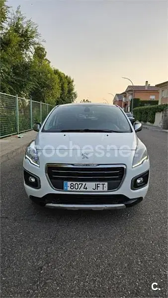 Usado Peugeot 3008 Style 120 CV (88 kW) 2015 Blanco Familiar