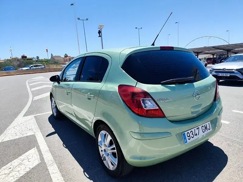 Usado Opel Corsa 90 CV (66 kW) 2009 Verde Utilitario