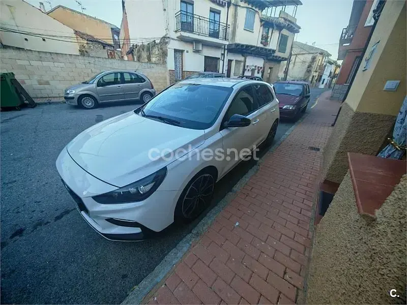 Usado Hyundai i30 140 CV (102 kW) 2020 Blanco Berlina