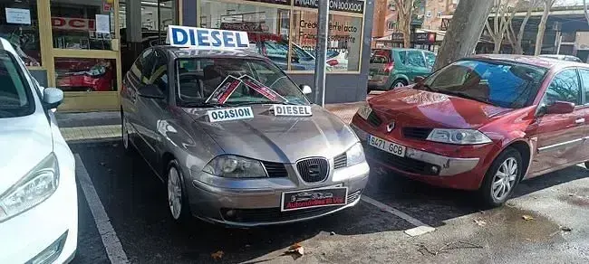 Usado Seat Ibiza Sport 100 CV (73 kW) 2004 Gris Utilitario