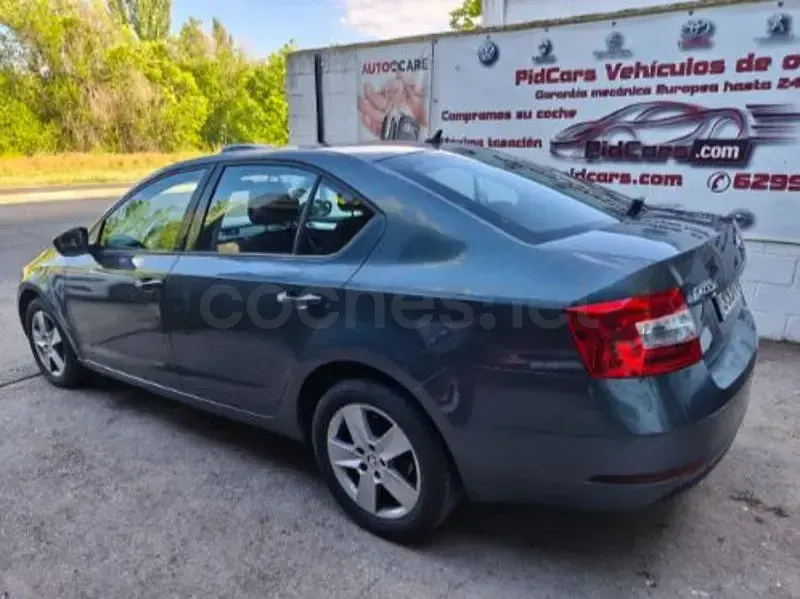 Usado Skoda Octavia Ambition 150 CV (110 kW) 2018 Gris / plata Berlina