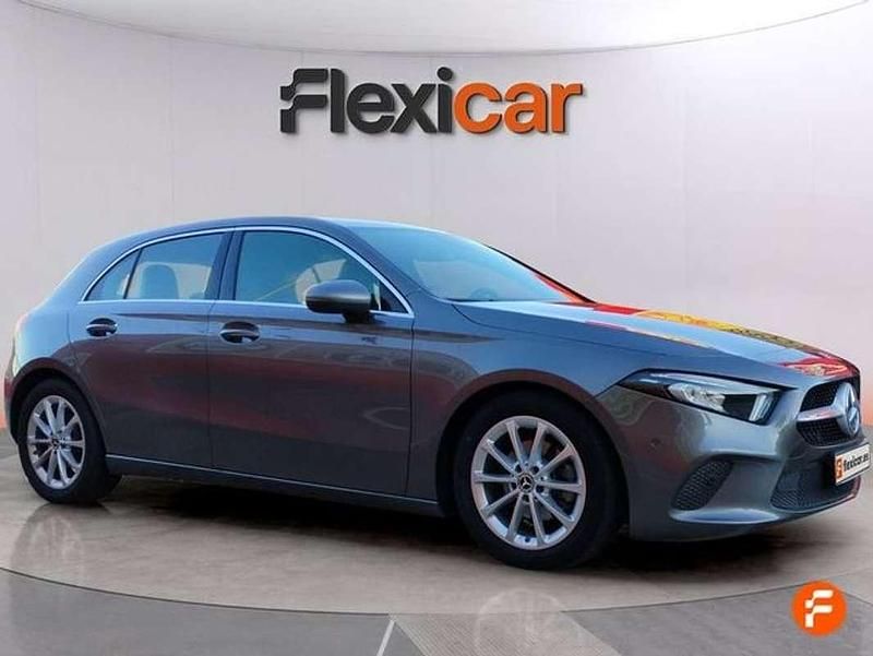 Usado Mercedes A180 116 CV (85 kW) 2019 Gris Utilitario