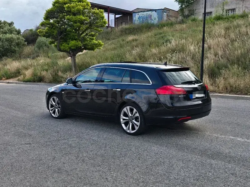 Usado Opel Insignia Sportive 160 CV (117 kW) 2012 Negro Familiar