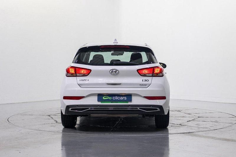 Usado Hyundai i30 120 CV (88 kW) 2022 Blanco Berlina