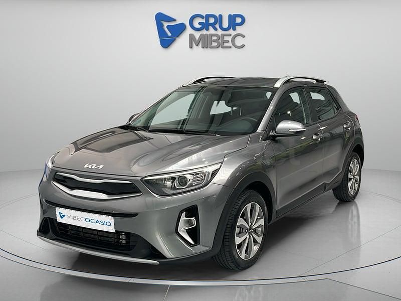 Usado Kia Stonic 100 CV (73 kW) 2025 Gris / plata SUV