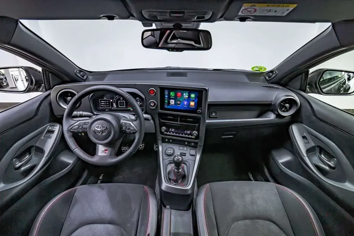 Usado Toyota Yaris 280 CV (205 kW) 2025 Gris Utilitario