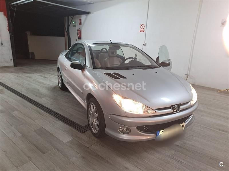 Usado Peugeot 206 CC 138 CV (101 kW) 2005 Gris / plata Descapotable