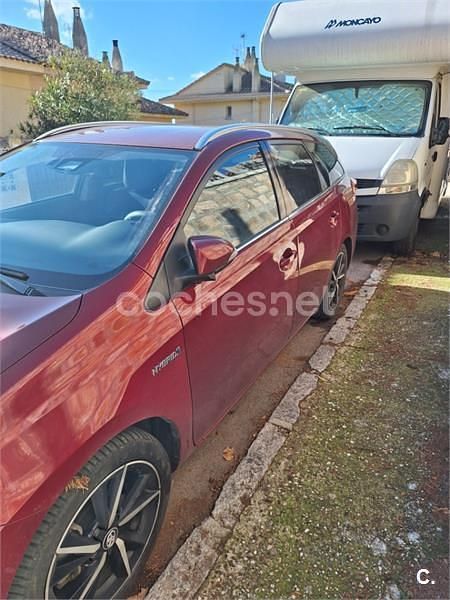 Usado Toyota Auris Hybrid Advance 136 CV (100 kW) 2018 Granate Familiar