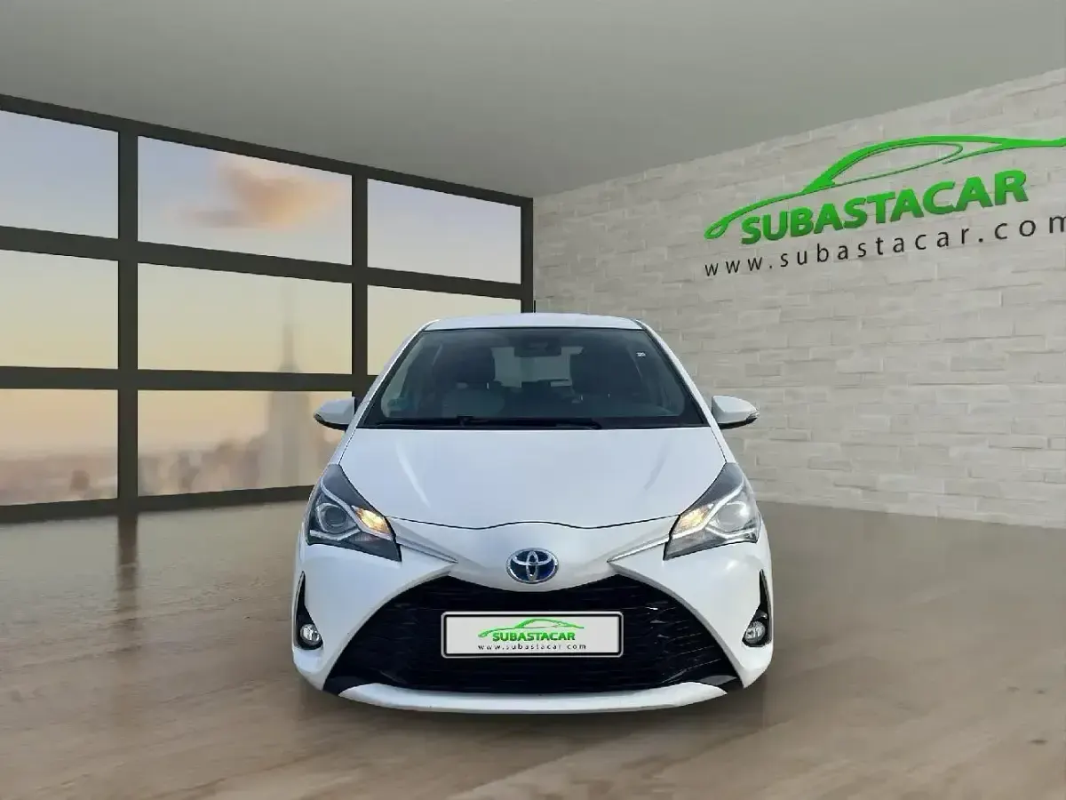 Usado Toyota Yaris Hybrid Active 100 CV (73 kW) 2019 Blanco Utilitario
