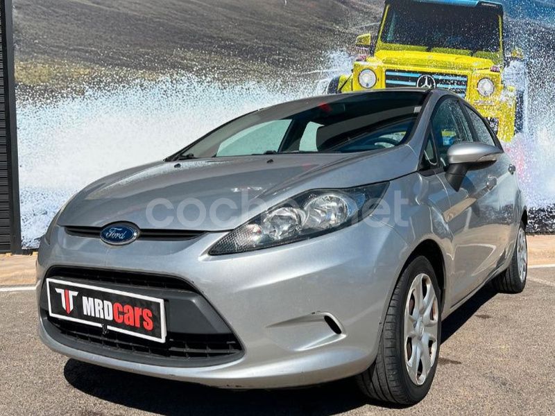 Gris / plata Usado 2011 Ford Fiesta Trend Utilitario | 6400 € (Precio justo) - Imagen 1/4