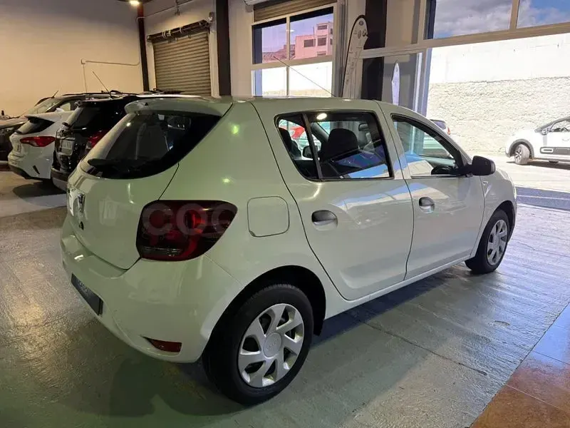 Usado Dacia Sandero Acces 73 CV (53 kW) 2018 Blanco Berlina