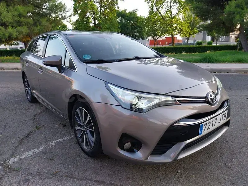 Usado Toyota Avensis Advance 143 CV (105 kW) 2016 Gris / plata Familiar