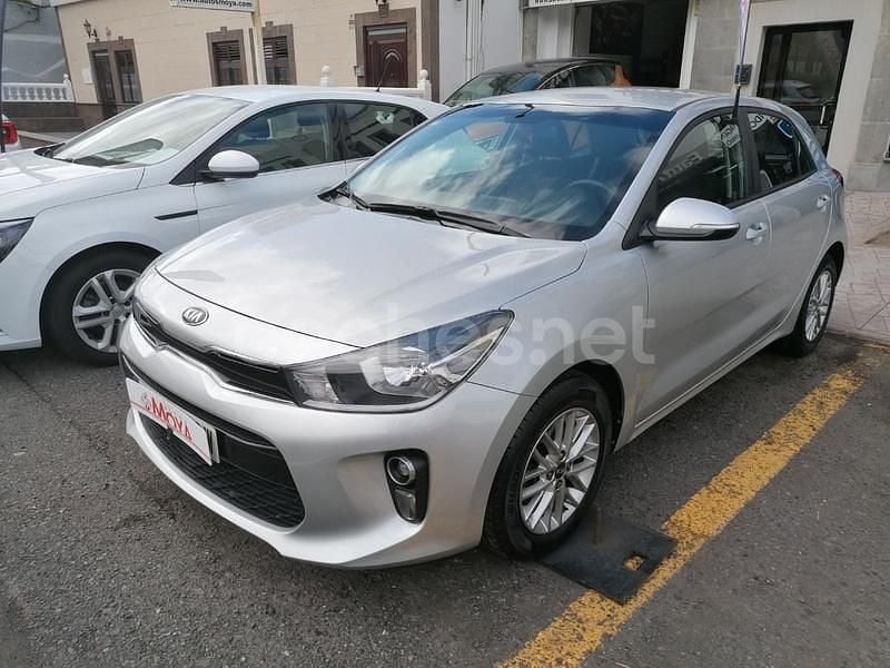 Gris / plata Usado 2017 Kia Rio Berlina | 13.490 € (Caro) - Imagen 1/4
