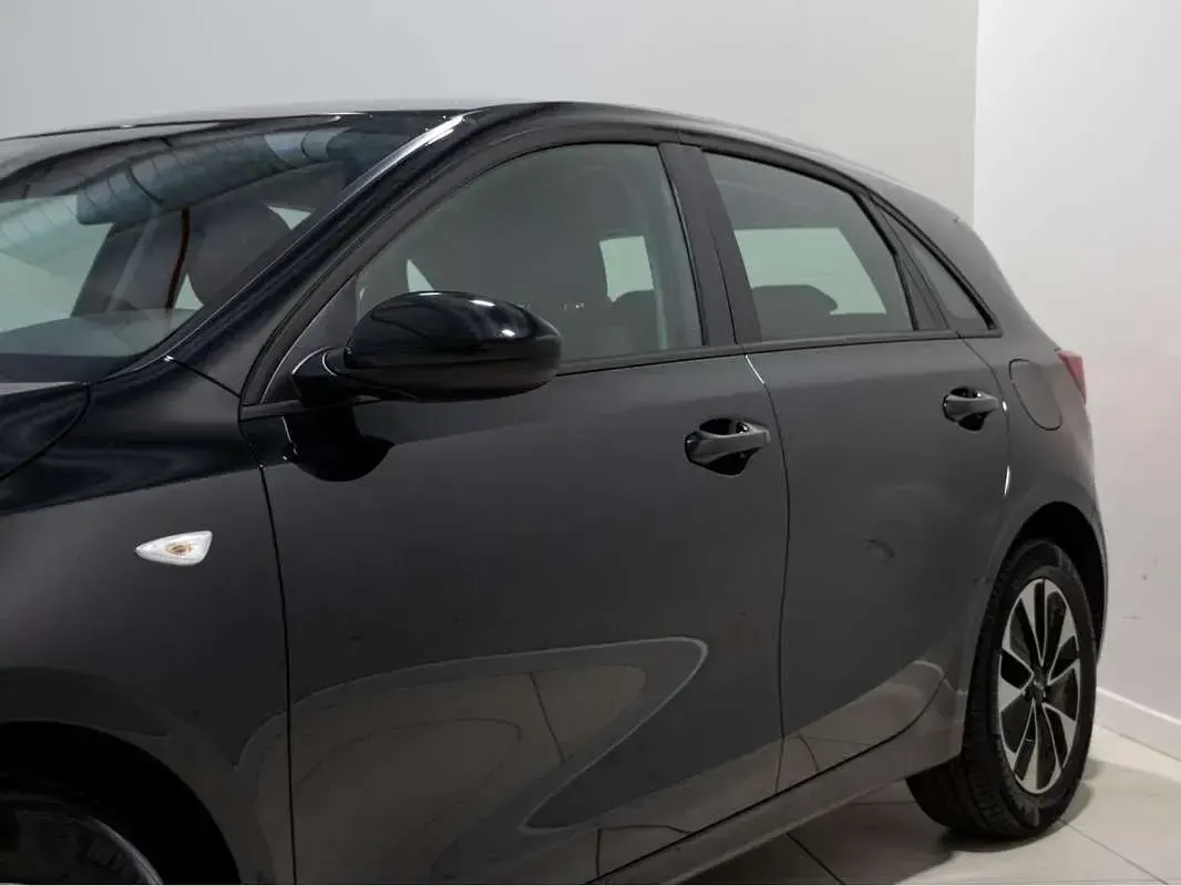 Usado Kia Ceed 101 CV (74 kW) 2025 Negro Utilitario