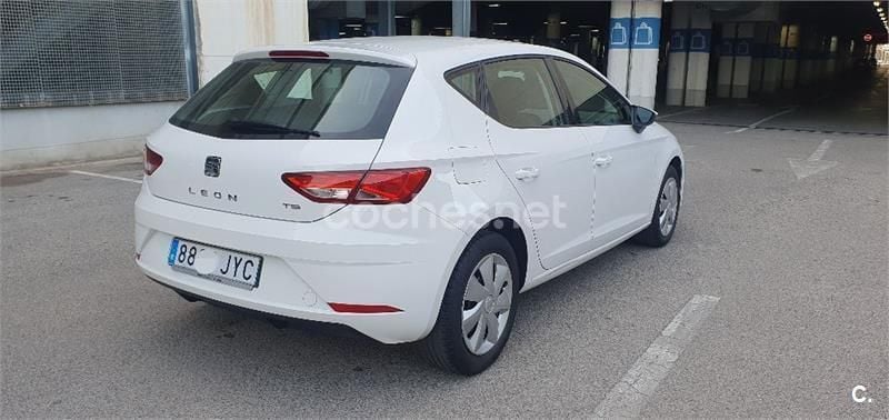 Usado Seat Leon Style 110 CV (80 kW) 2017 Blanco Berlina