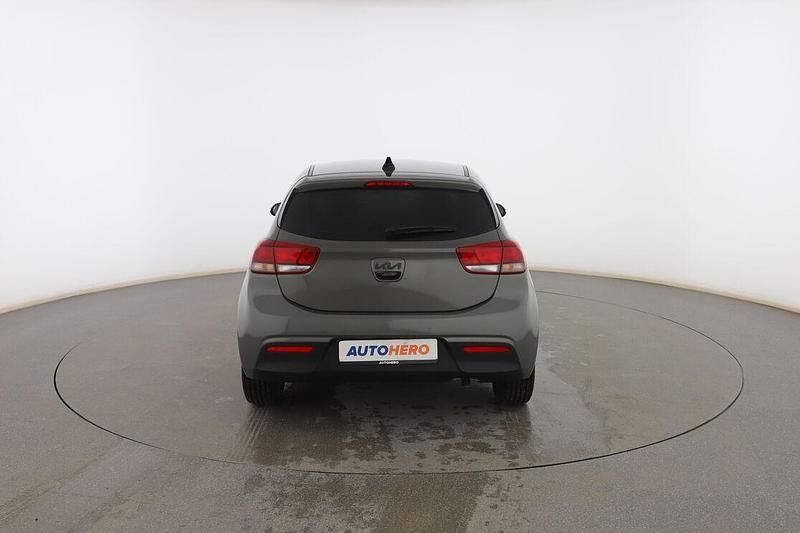Usado Kia Rio 101 CV (74 kW) 2022 Gris Berlina
