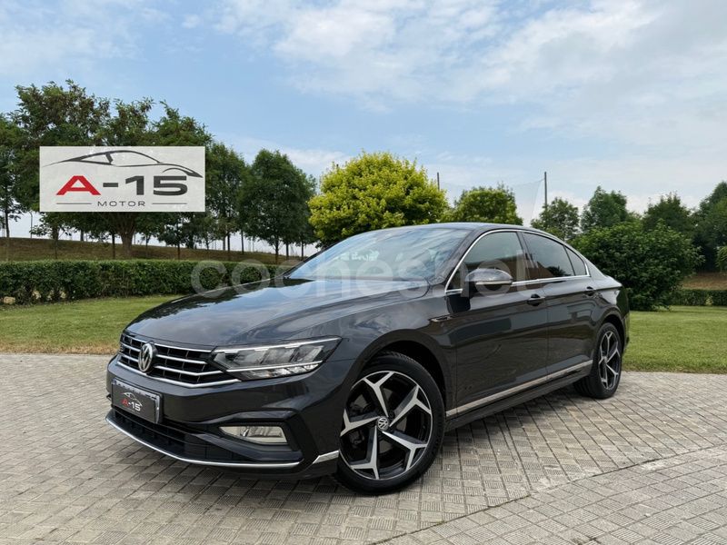 Gris / plata Usado 2020 VW Passat R-line Berlina | 22.900 € (Caro) - Imagen 1/4