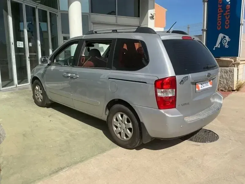Usado Kia Carnival 185 CV (136 kW) 2011 Gris / plata Monovolumen