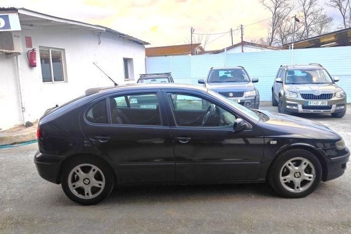 Usado Seat Leon 110 CV (80 kW) 2002 Negro Berlina
