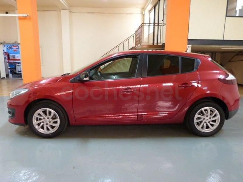 Usado Renault Mégane LIMITED 115 CV (84 kW) 2014 Granate Berlina