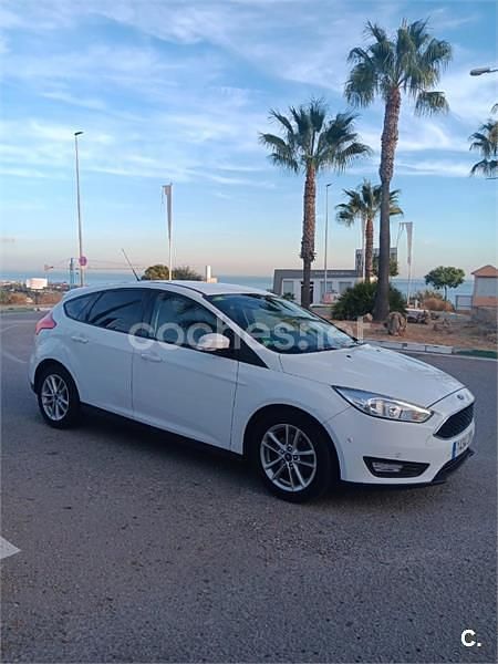 Usado Ford Focus Trend 125 CV (91 kW) 2016 Blanco Berlina