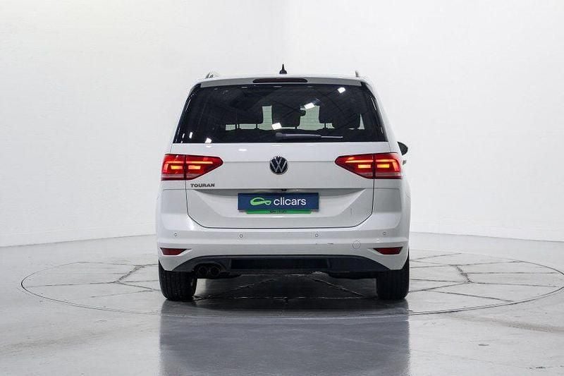 Usado VW Touran Advance 150 CV (110 kW) 2020 Blanco Monovolumen